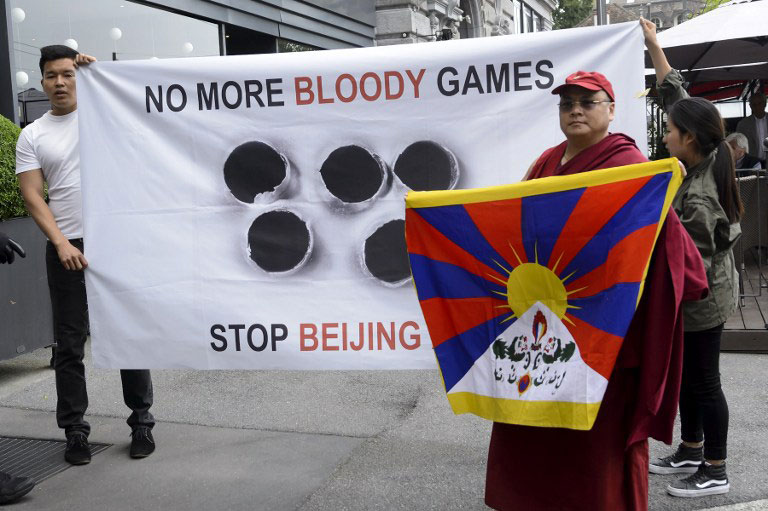 "Plus jamais de Jeux entachés de sang." Des manifestants tibétains exhortent le CIO à rejeter la candidature de Pékin aux Jeux Olympiques d'hiver de 2022 au cours d'une manifestation à Lausanne, Suisse, le 10 juin 2015. 
