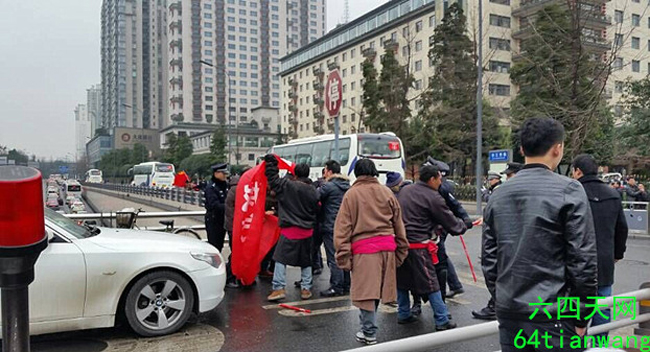 (28 janvier 2015) Manifestation des Tibétains à Chengdu pour le retour de leur terre confisquée par le gouvernement local.