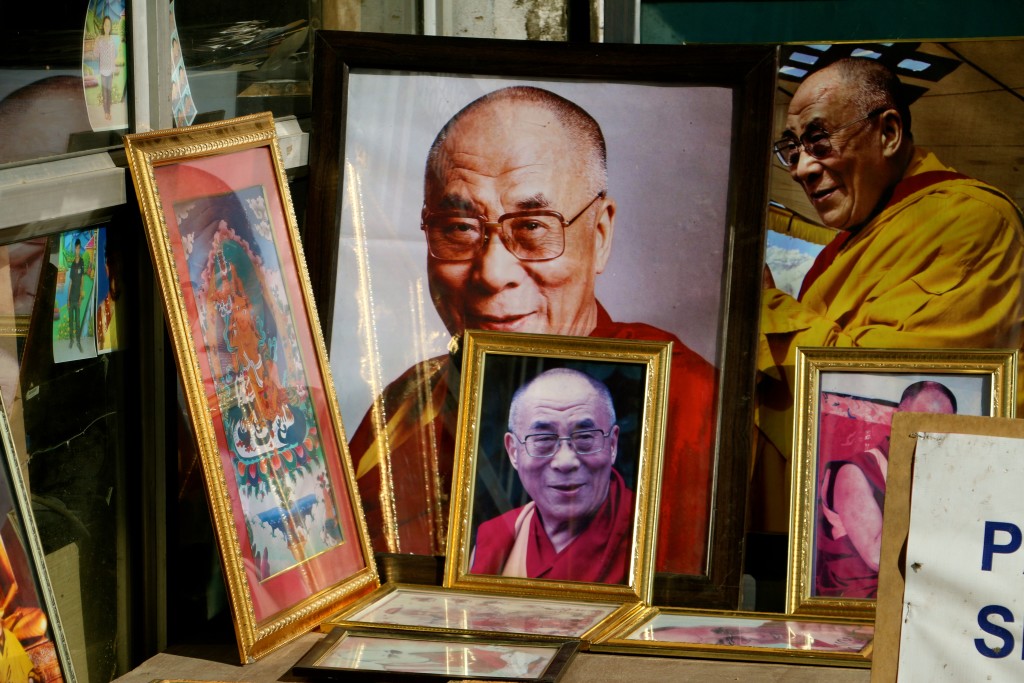 Portraits du Dalaï Lama dans une boutique de Leh. Ils sont omniprésents dans les colonies de réfugiés tibétains. (Photo : Nolan Peterson/The Daily Signal)