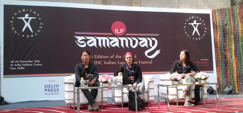 Bhuchung Sonam, Tenzin Tsundue et Tsering Wangmo Dhompa lors d'une séance de lecture de poésie 27 Novembre 2015