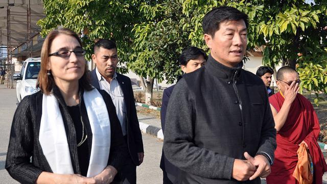 La Sous-secrétaire américaine Sarah Sewall à l'aéroport de Kangra avec le Premier Ministre Lobsang Sangay et d'autres délégués, vendredi dernier. (Photo courtesy: HT )