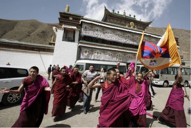 Monks_protesting_near_Labrang_Tashikyil_Monastery_on_April_9_2008