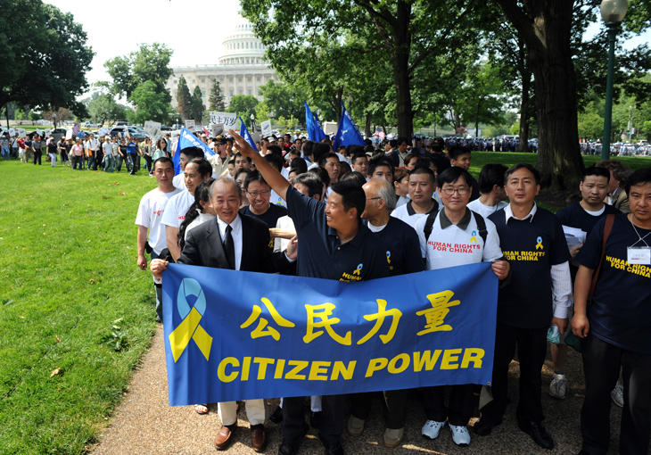 UNITED STATES - JUNE 04: Former political prisoner, Dr. Yang Jianli, waving, president, Initiatives for China, finishes a the GongMin Walk which he started in Boston to thanks the American people for their support while he was in prison, June 4, 2008. Today, June 4, is the 19th anniversary of the Tiananmen Square massacre. (Photo By Tom Williams/Roll Call/Getty Images)