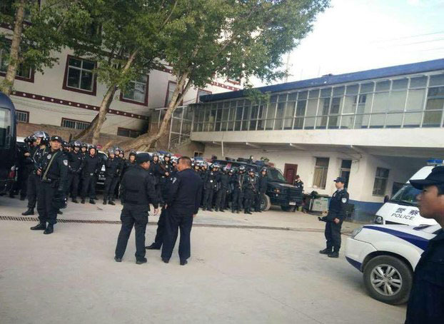 Chinese-paramilitary-police-deploy-in-Amchok