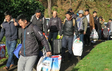 53 tibetains qui etaient installes a Conflans dans des tentes sur les berges de seine ont ete accueillis au monasteres de bonnelles pres de rambouillet