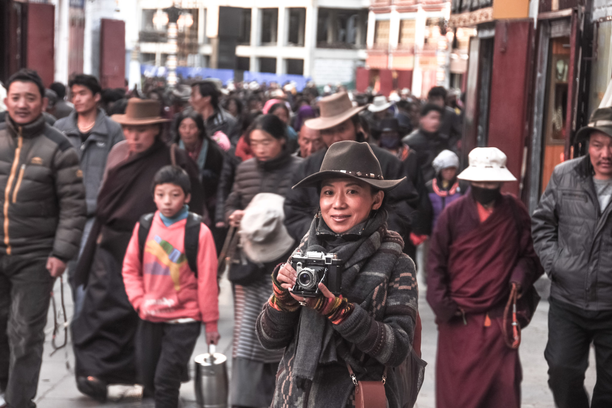 Tsering Woeser, avec l'appareil photo de son père, à Lhassa en 2013.